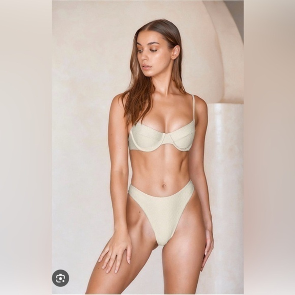Monday Swimwear Maui Top in Vanilla Chevron Size V